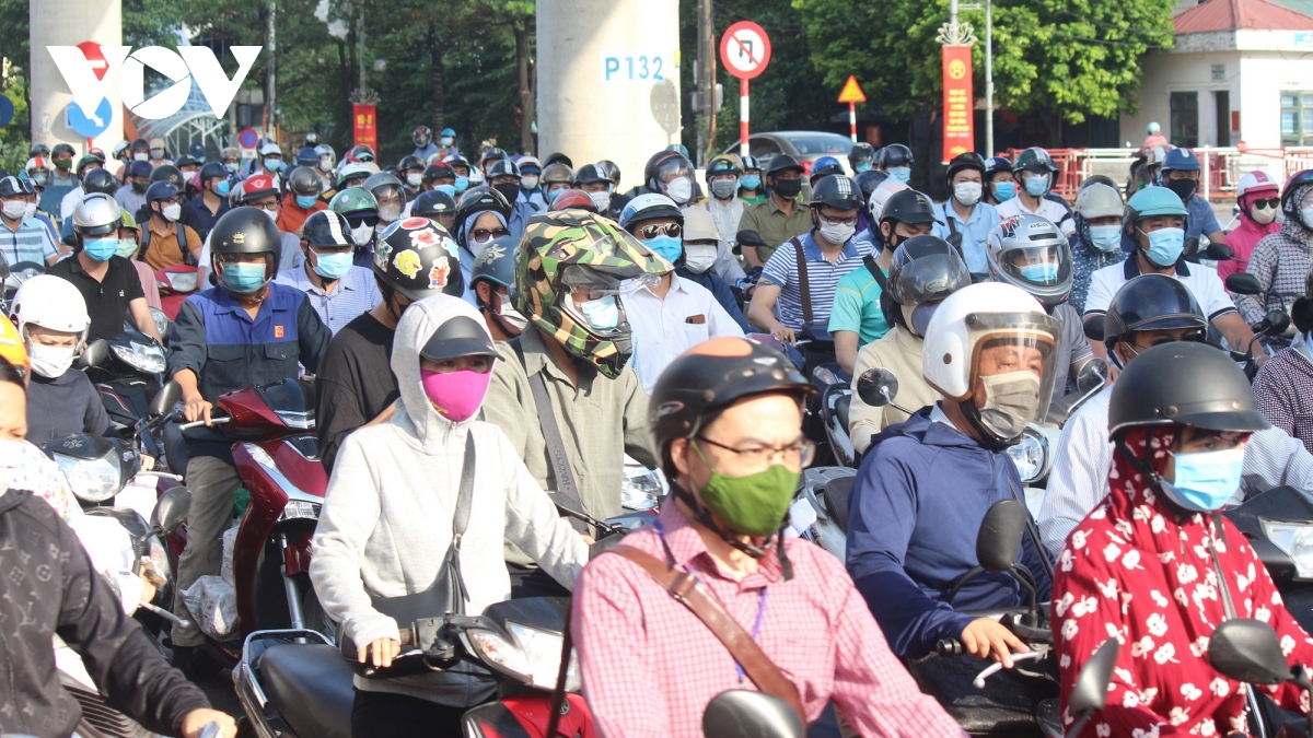 Tighter COVID-19 measures cause traffic congestion in Hanoi red zones